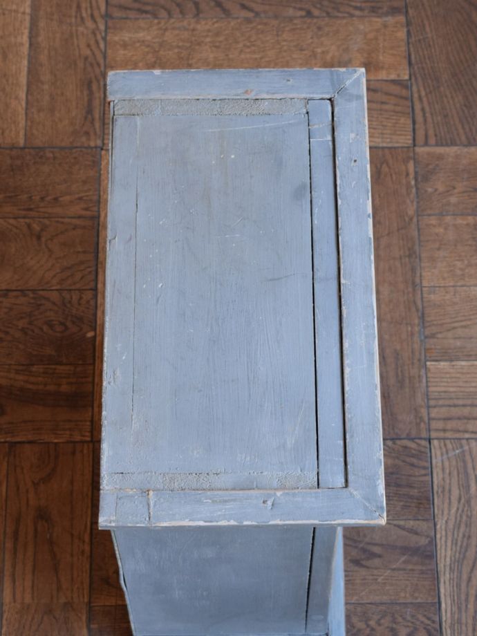 アンティークのウォールキャビネットの天板