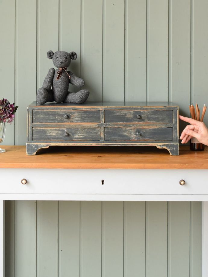 英国アンティークの卓上ミニチェスト、おしゃれなペイントのスモール