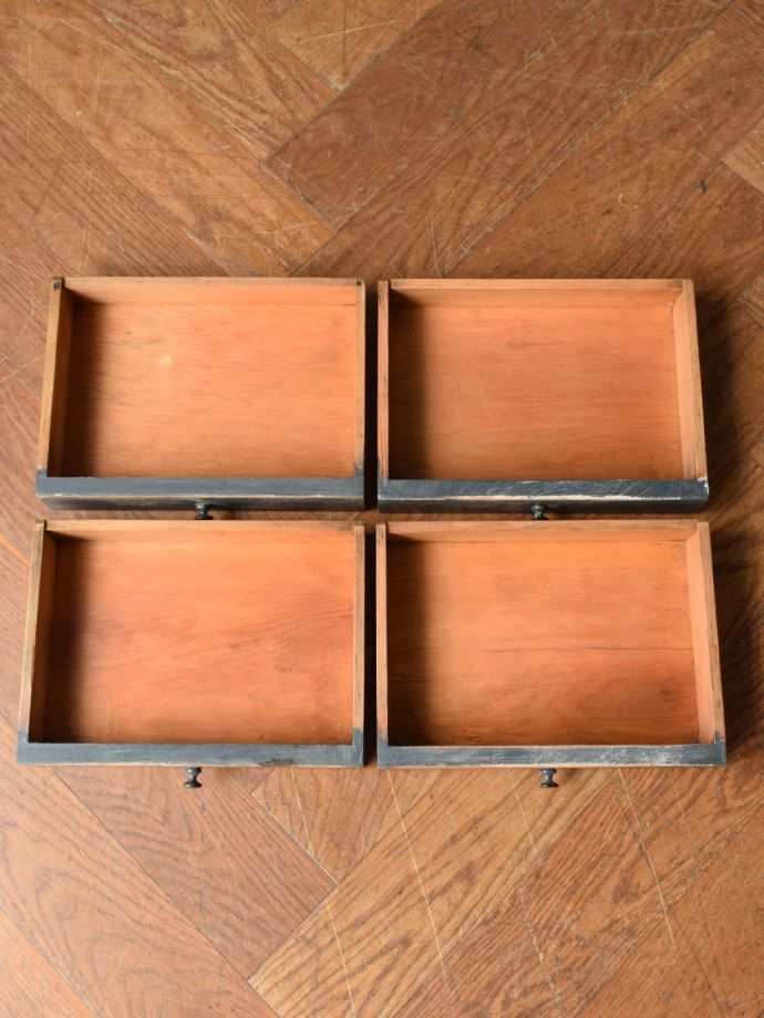 アンティーク家具の引き出しの中