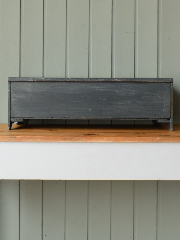 アンティークチェストの後ろ姿