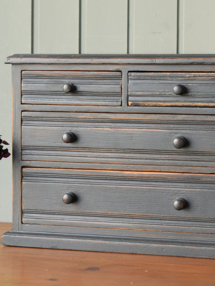 小さなペイントのアンティーク家具