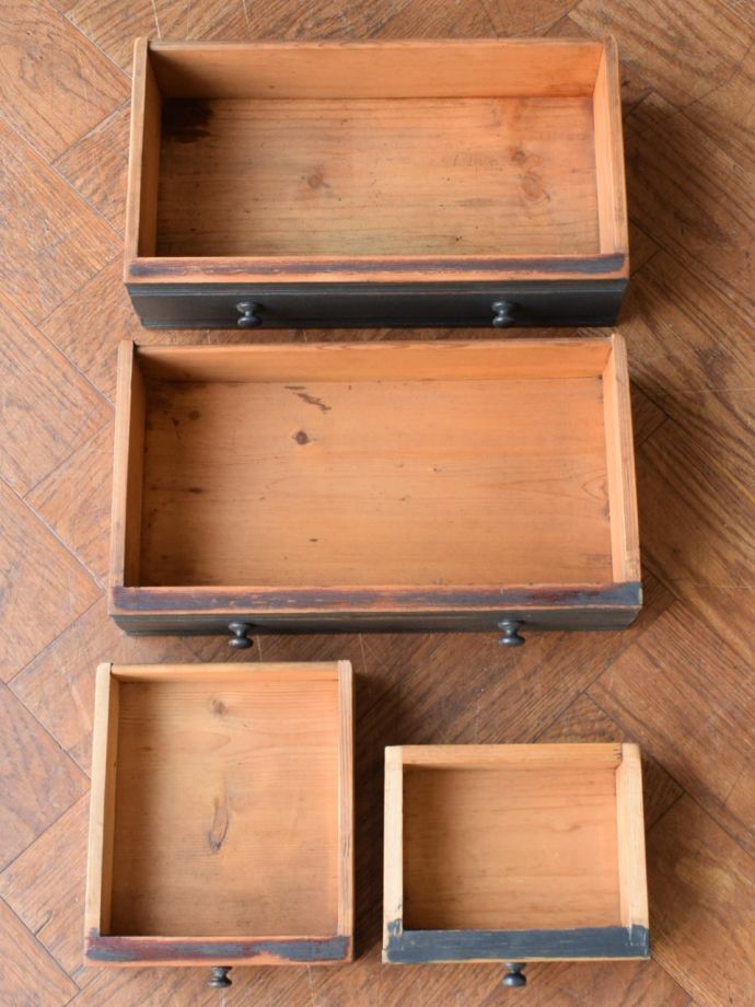 アンティーク家具の引き出しの中