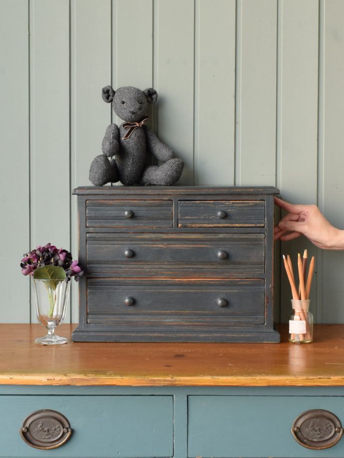 アンティークのスモールチェスト