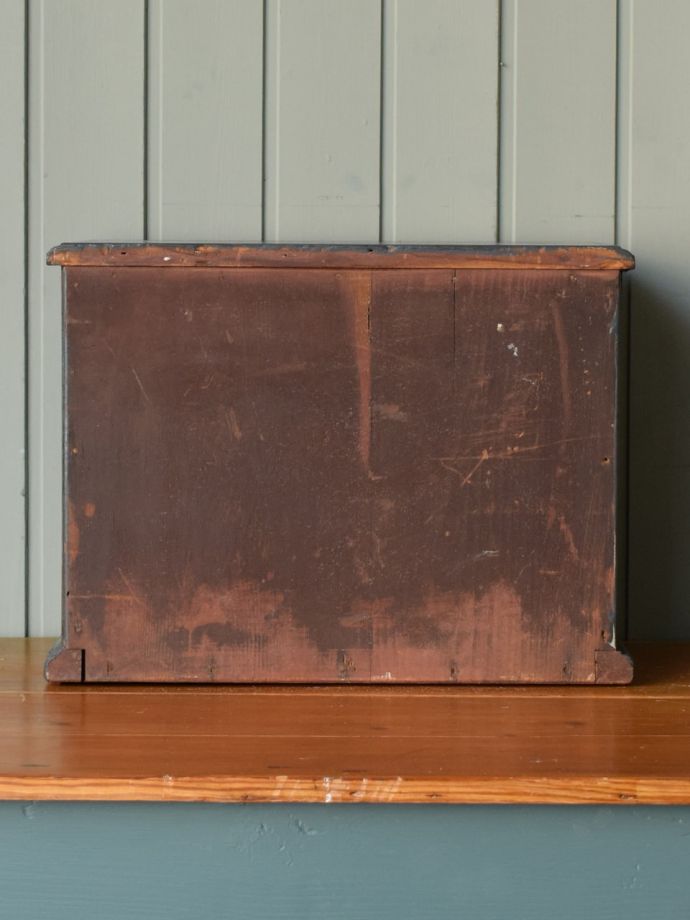 アンティークチェストの後ろ姿