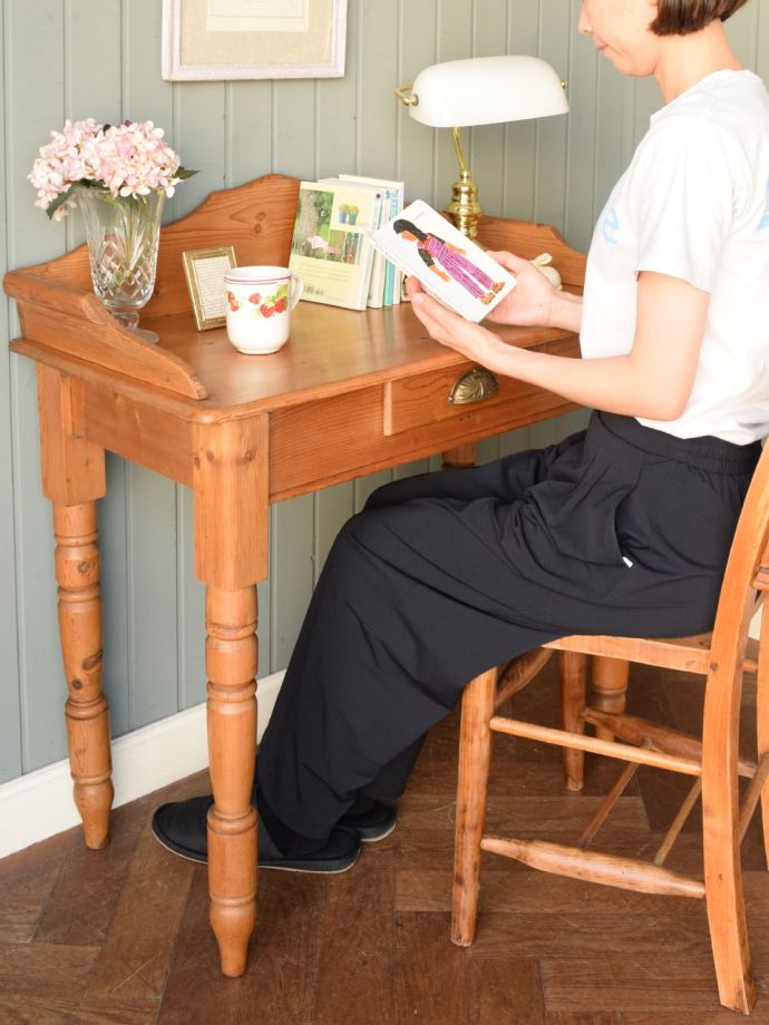 アンティークのテーブル