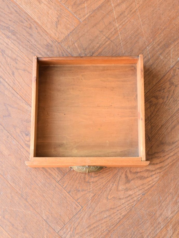 アンティーク家具の引き出しの中