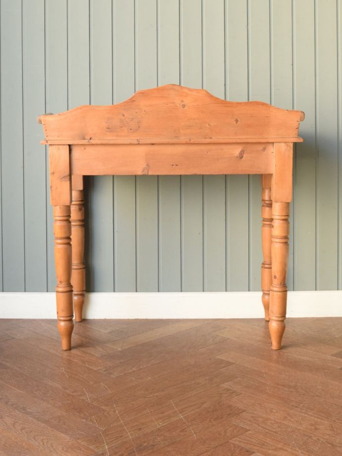 テーブルの後ろ姿