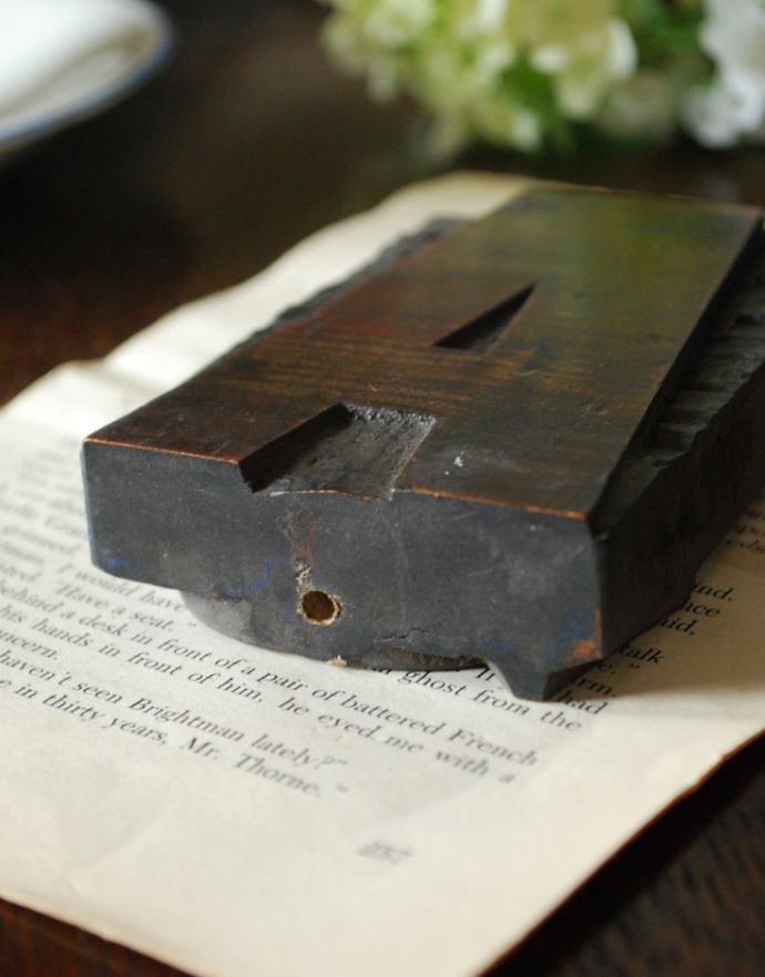 アンティーク その他の雑貨 アンティーク雑貨 イギリスで買い付けてきたアンティークスタンプ、アルファベットスタンプ(A/Q)。小さなアンティークのスタンプアルファベットが彫ってある木製のスタンプ。(h-267-z)