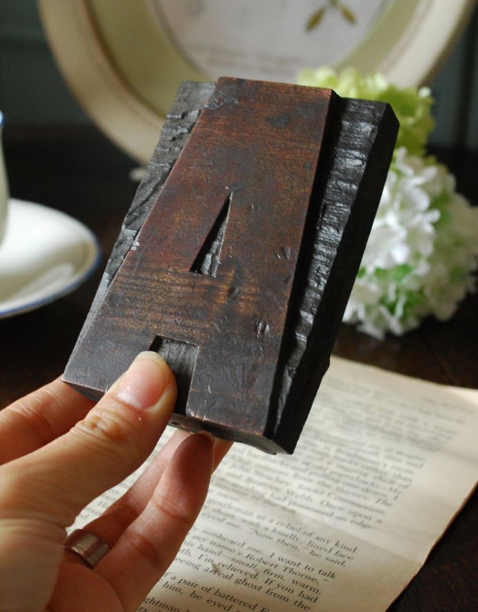 アンティーク その他の雑貨 アンティーク雑貨 イギリスで買い付けてきたアンティークスタンプ、アルファベットスタンプ(A/Q)。大きさはコレくらいほっこりとしたぬくもりが感じられる小さなアンティークはいかがでしょう?。(h-267-z)