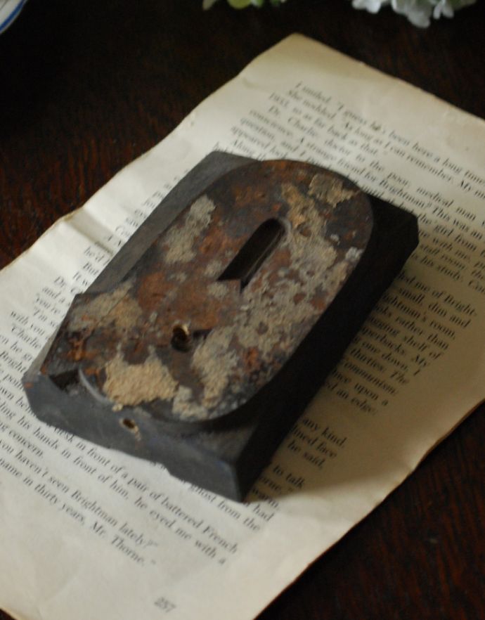 アンティーク その他の雑貨 アンティーク雑貨 イギリスで買い付けてきたアンティークスタンプ、アルファベットスタンプ(A/Q)。裏側はこんな感じアンティークなので、多少の汚れキズがあります。(h-267-z)