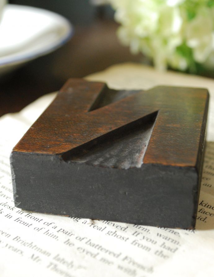 アンティーク その他の雑貨 アンティーク雑貨 イギリスで買い付けてきたアンティーク、木製のアルファベットスタンプ(N)。小さなアンティークのスタンプアルファベットが彫ってある木製のスタンプ。(h-276-z)