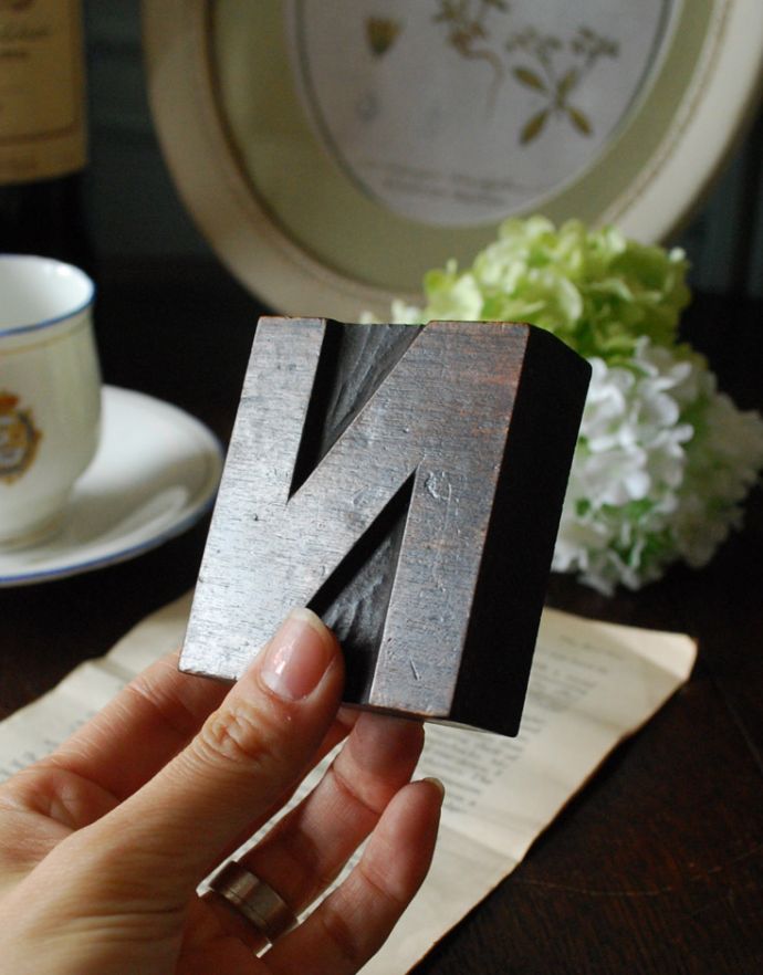 アンティーク その他の雑貨 アンティーク雑貨 イギリスで買い付けてきたアンティーク、木製のアルファベットスタンプ(N)。大きさはコレくらいほっこりとしたぬくもりが感じられる小さなアンティークはいかがでしょう?。(h-276-z)