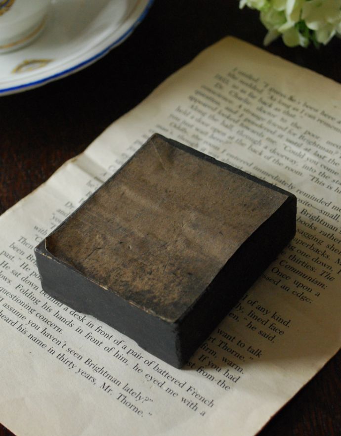 アンティーク その他の雑貨 アンティーク雑貨 イギリスで買い付けてきたアンティーク、木製のアルファベットスタンプ(N)。裏側はこんな感じアンティークなので、多少の汚れキズがあります。(h-276-z)