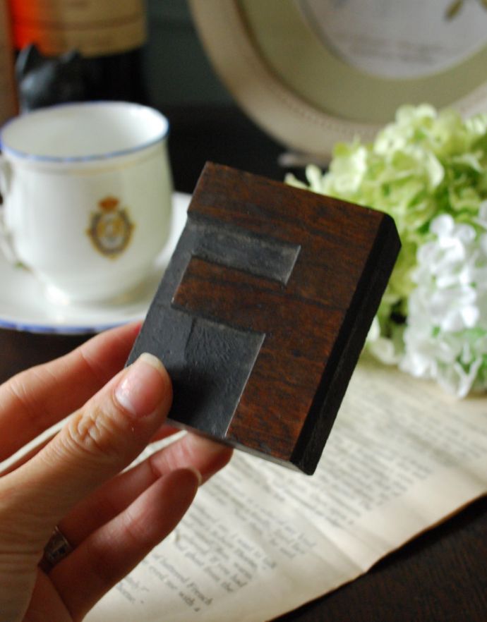 アンティーク その他の雑貨　アンティーク雑貨　イギリスで買い付けてきたアンティークスタンプ、アルファベットスタンプ（F）。大きさはコレくらいほっこりとしたぬくもりが感じられる小さなアンティークはいかがでしょう？。(h-278-z)