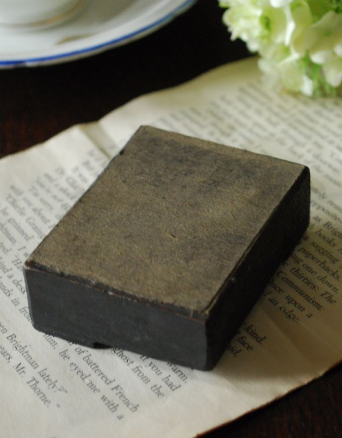 アンティーク その他の雑貨　アンティーク雑貨　イギリスで買い付けてきたアンティークスタンプ、アルファベットスタンプ（F）。裏側はこんな感じアンティークなので、多少の汚れキズがあります。(h-278-z)