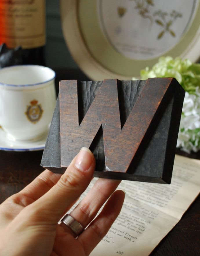 アンティーク その他の雑貨 アンティーク雑貨 イギリスで買い付けてきたアンティーク、木製のアルファベットスタンプ(W/M)。大きさはコレくらいほっこりとしたぬくもりが感じられる小さなアンティークはいかがでしょう?。(h-283-z)