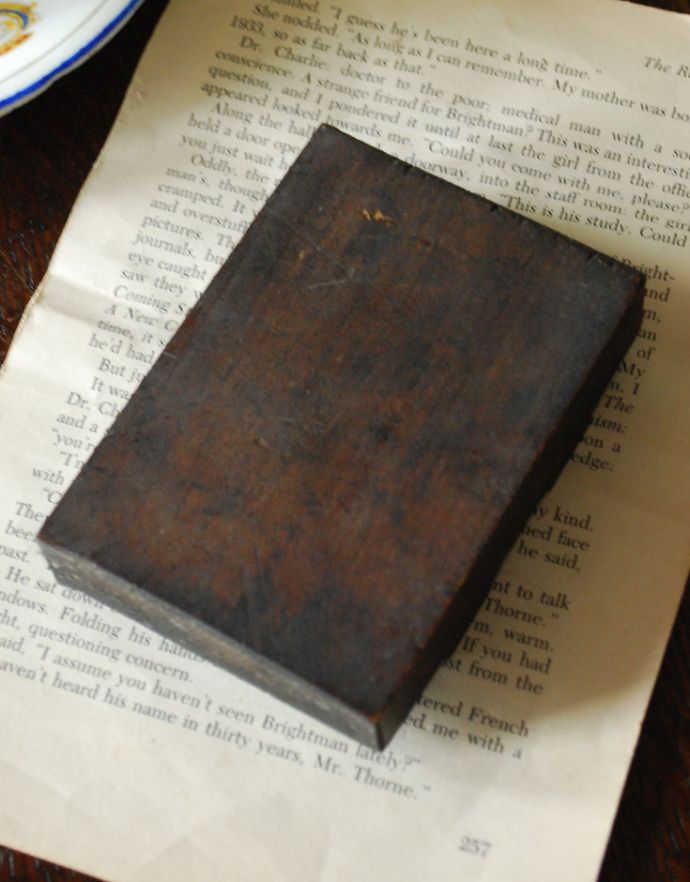 アンティーク その他の雑貨 アンティーク雑貨 イギリスで買い付けてきたアンティーク、木製のアルファベットスタンプ(W/M)。裏側はこんな感じアンティークなので、多少の汚れキズがあります。(h-283-z)