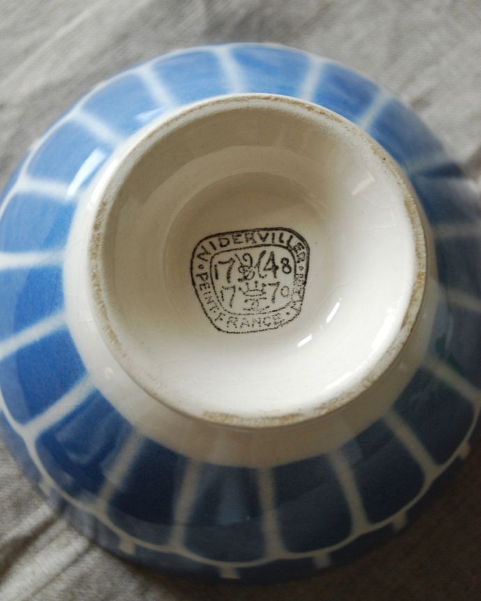 アンティーク 陶磁器の雑貨　アンティーク雑貨　フランスから到着、Niderviller社のアンティークカフェオレボウル （ニーデルヴィレー）。裏側には品質の証製造メーカー保証の意味がこもった窯印、ポーセリンマークがあります。(h-312-z)