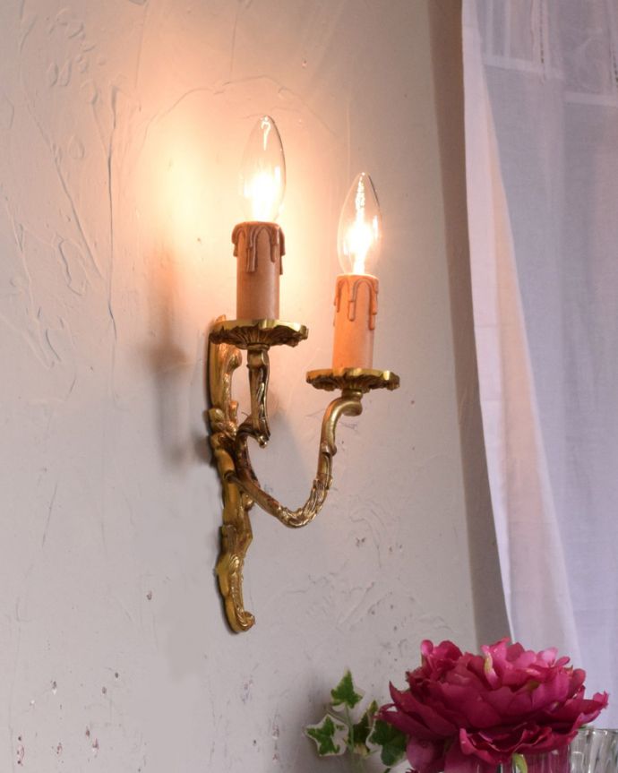 壁付けブラケット 照明・ライティング フランス輸入の壁付け照明、2灯タイプのウォールブラケット(E17シャンデリア球付)。夜のお部屋をドラマティックに・・・壁を照らすとお部屋がなんだかステキに見えてきます。(h-332-z)