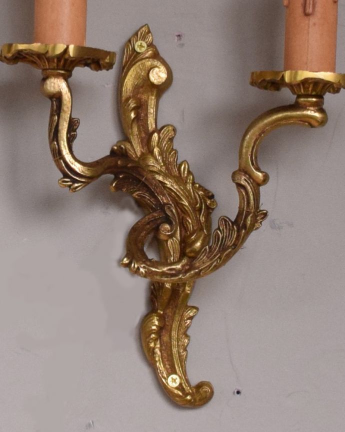 壁付けブラケット 照明・ライティング フランス輸入の壁付け照明、2灯タイプのウォールブラケット(E17シャンデリア球付)。ステキなデザインにうっとりアンティークらしい美しいデザインはお部屋をよりステキに魅せてくれます。(h-332-z)