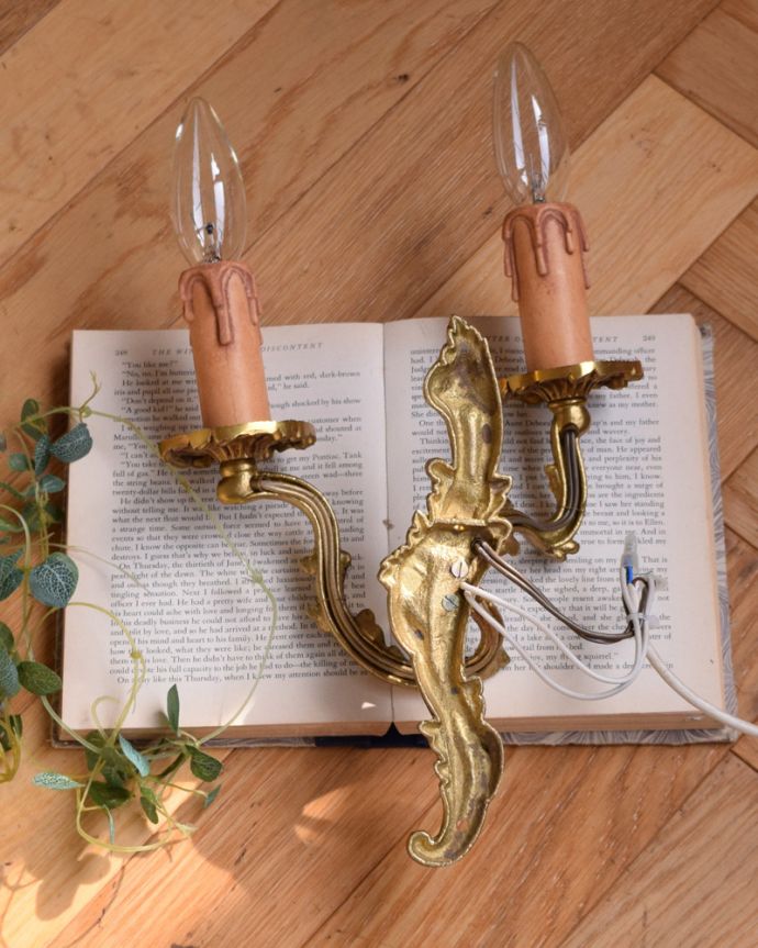 壁付けブラケット 照明・ライティング フランス輸入の壁付け照明、2灯タイプのウォールブラケット(E17シャンデリア球付)。しっかり修復しました日本仕様の新しい配線で修復しました。(h-332-z)