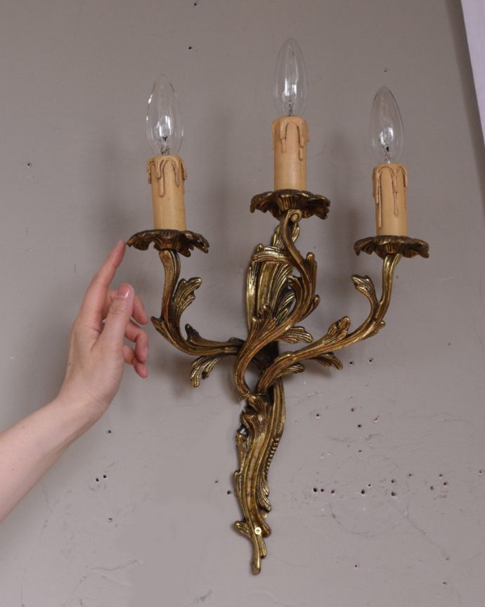 壁付けブラケット　照明・ライティング　フランス輸入の壁付けランプ、真鍮のウォールブラケット(3灯)（Ｅ17シャンデリア球付）。壁のアクセサリーでお部屋をオシャレに大変身日本ではあまり使わない壁付けのシャンデリア。(h-333-z)