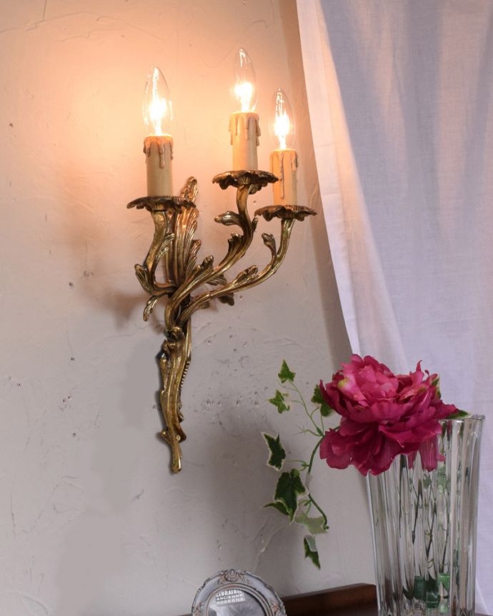 壁付けブラケット　照明・ライティング　フランス輸入の壁付けランプ、真鍮のウォールブラケット(3灯)（Ｅ17シャンデリア球付）。夜のお部屋をドラマティックに･･･壁を照らすとお部屋がなんだかステキに見えてきます。(h-333-z)