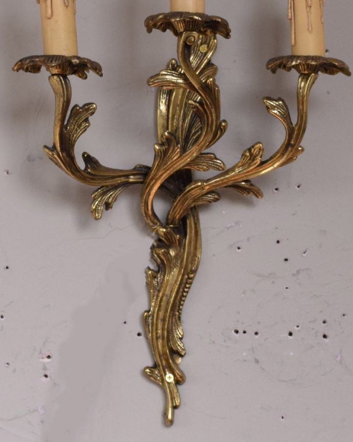 壁付けブラケット　照明・ライティング　フランス輸入の壁付けランプ、真鍮のウォールブラケット(3灯)（Ｅ17シャンデリア球付）。ステキなデザインにうっとりアンティークらしい美しいデザインはお部屋をよりステキに魅せてくれます。(h-333-z)