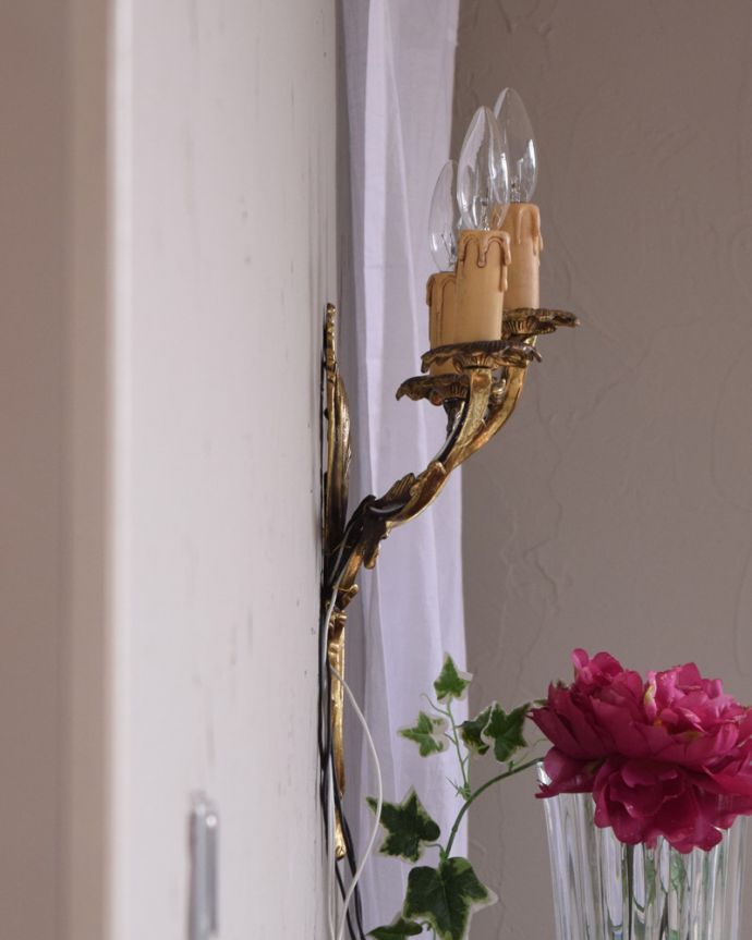 壁付けブラケット　照明・ライティング　フランス輸入の壁付けランプ、真鍮のウォールブラケット(3灯)（Ｅ17シャンデリア球付）。横から見ると･･･壁を彩るシャンデリアは横から見てもステキです。(h-333-z)