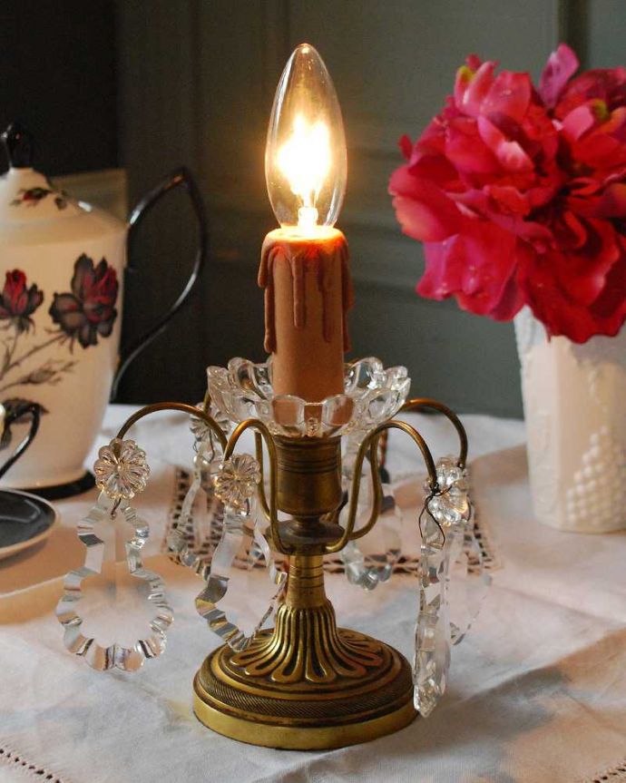 スタンドライト 照明・ライティング フランスアンティークの真鍮製テーブルシャンデリア(E17シャンデリア球付)。ステキな夜の時間を作ってくれますテーブルやデスクの上、ベッドサイドなど、いろんな場所に置いて気軽に使える照明です。(h-335-z)