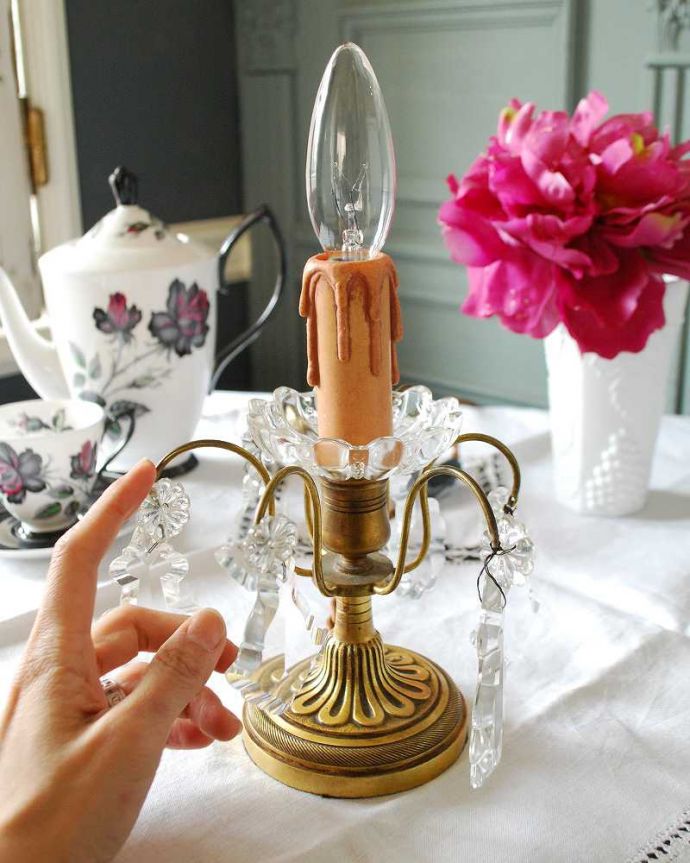 スタンドライト 照明・ライティング フランスアンティークの真鍮製テーブルシャンデリア(E17シャンデリア球付)。置くだけで手に入る「癒し」の灯りコンセントに差し込むだけで、あっという間に周りを優しい癒しの灯りが包み込んでくれます。(h-335-z)