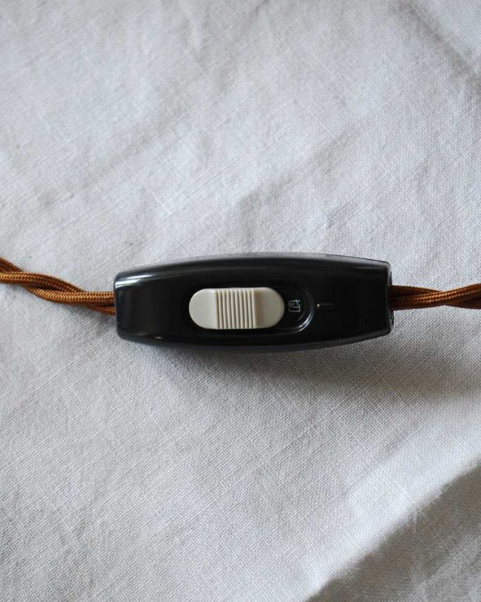 スタンドライト 照明・ライティング フランスアンティークの真鍮製テーブルシャンデリア(E17シャンデリア球付)。スイッチON!片手で簡単に切り替えられるオン・オフのスイッチが付いています。(h-335-z)