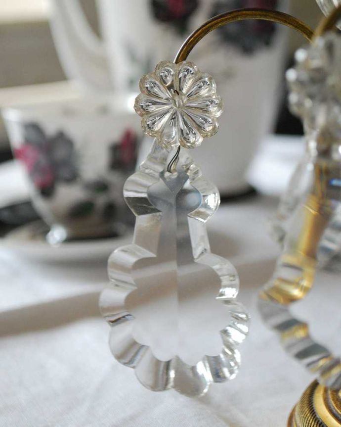 スタンドライト 照明・ライティング フランスアンティークの真鍮製テーブルシャンデリア(E17シャンデリア球付)。しっかり選んできましたアンティークは新品ではないので、ガラスには写真に映らない多少の欠けやキズがありますが、キレイなものだけを選んできました。(h-335-z)