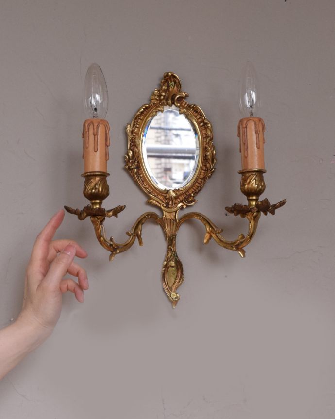 壁付けブラケット　照明・ライティング　美しいミラー付き、フランス輸入の真鍮のウォールブラケット（Ｅ17シャンデリア球付）。壁のアクセサリーでお部屋をオシャレに大変身日本ではあまり使わない壁付けのシャンデリア。(h-336-z)