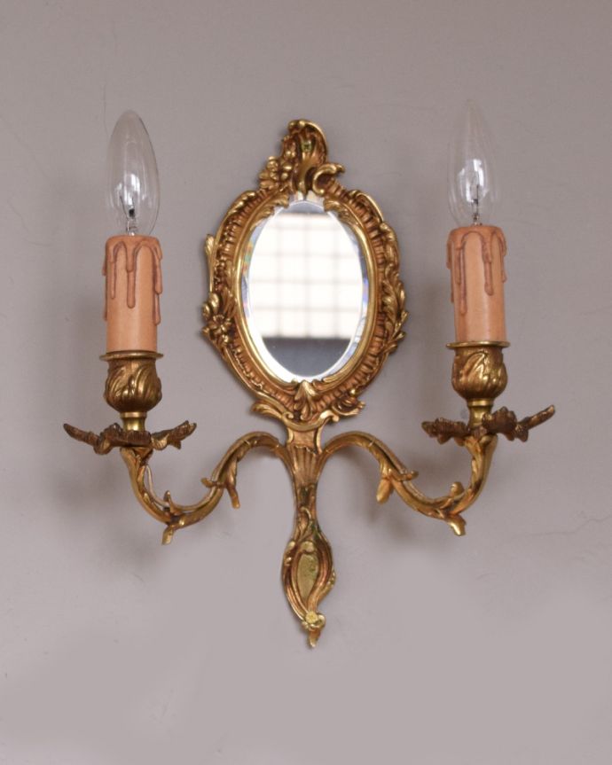 壁付けブラケット　照明・ライティング　美しいミラー付き、フランス輸入の真鍮のウォールブラケット（Ｅ17シャンデリア球付）。しっかり選んできましたアンティークは新品ではないので、多少の欠けやキズがありますが、キレイなものだけを選んできました。(h-336-z)