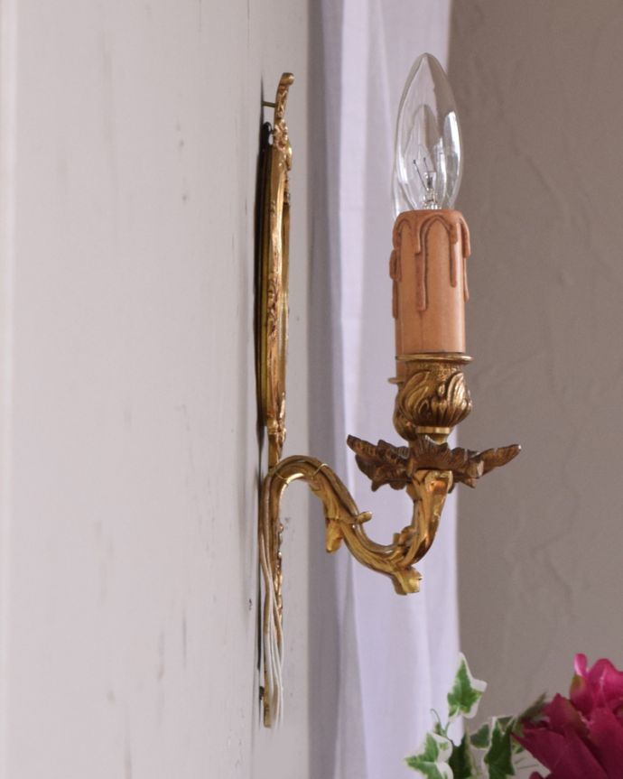 壁付けブラケット　照明・ライティング　美しいミラー付き、フランス輸入の真鍮のウォールブラケット（Ｅ17シャンデリア球付）。アンティークだけが持つ魅力もともと蝋燭を置いて使われた燭台。(h-336-z)