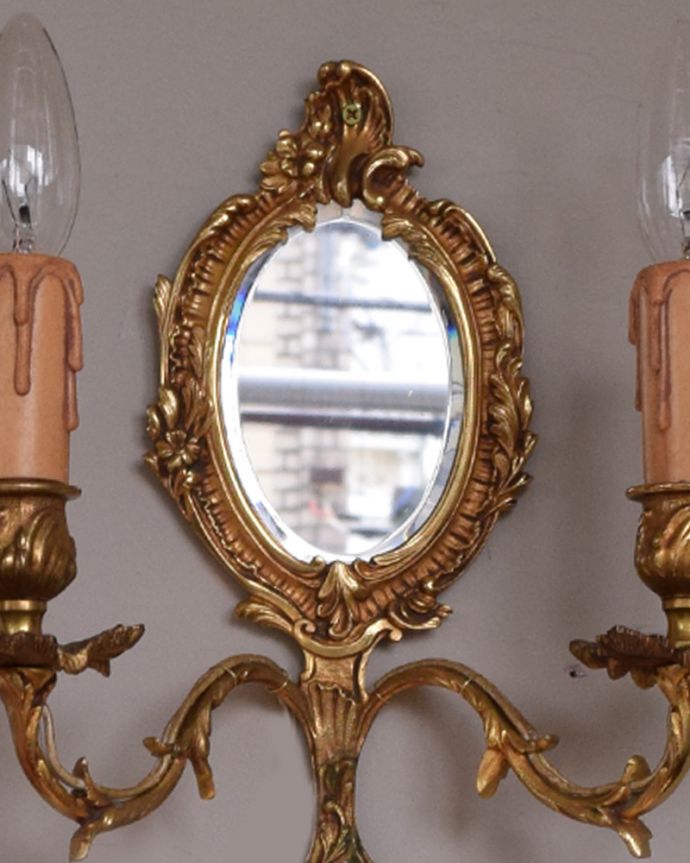 壁付けブラケット　照明・ライティング　美しいミラー付き、フランス輸入の真鍮のウォールブラケット（Ｅ17シャンデリア球付）。コンディションのいいアンティークの鏡分厚いアンティークのミラーに映し出されると、なんだか美しく見えるんです。(h-336-z)