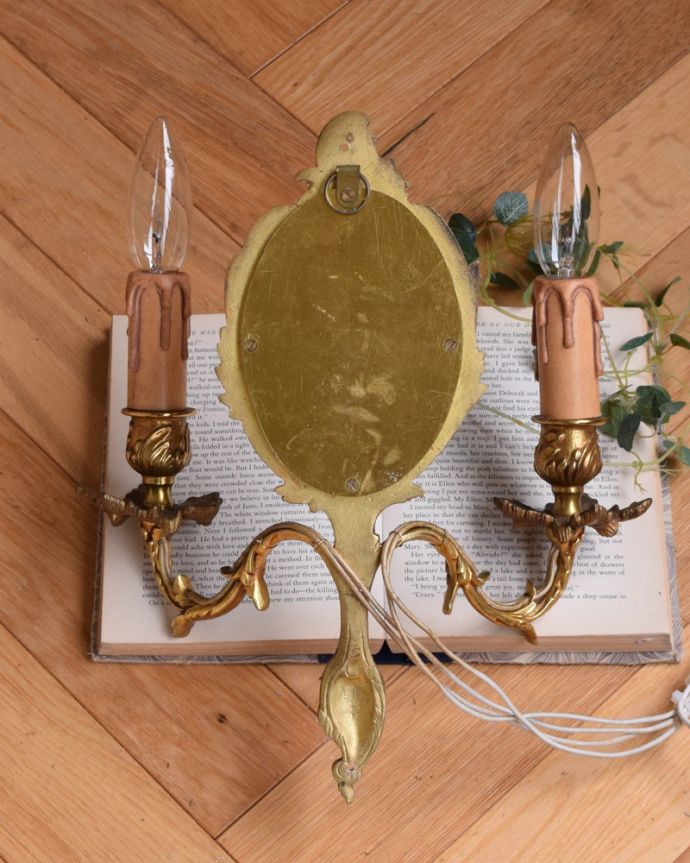 壁付けブラケット　照明・ライティング　美しいミラー付き、フランス輸入の真鍮のウォールブラケット（Ｅ17シャンデリア球付）。しっかり修復しました日本仕様の新しい配線で修復しました。(h-336-z)