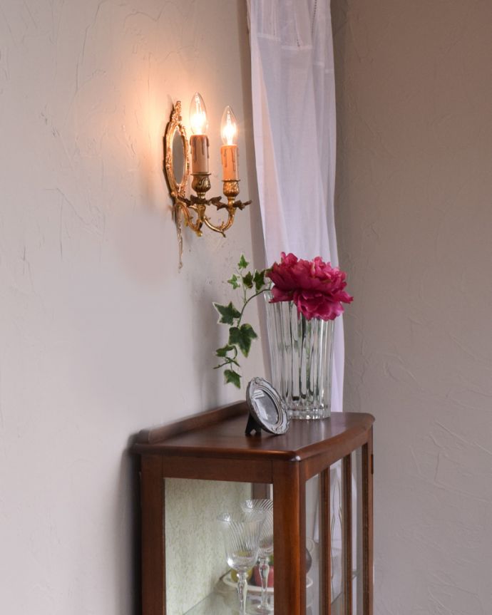壁付けブラケット　照明・ライティング　美しいミラー付き、フランス輸入の真鍮のウォールブラケット（Ｅ17シャンデリア球付）。夜のお部屋をドラマティックに･･･壁を照らすとお部屋がなんだかステキに見えてきます。(h-336-z)