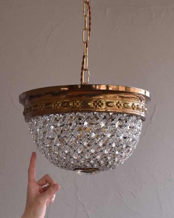 シャンデリア　照明・ライティング　真鍮×ガラスパーツ（３灯）アンティークプチシャンデリア（Ｅ17シャンデリア球付）。アンティークだけが持つ魅力灯りをより反射するために付けられたたくさんのガラスがキラキラ輝くので灯りが点いていない時もインテリアとして見る人みんなを魅了する美しさです。(h-342-z)