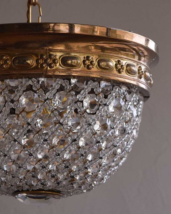 シャンデリア　照明・ライティング　真鍮×ガラスパーツ（３灯）アンティークプチシャンデリア（Ｅ17シャンデリア球付）。しっかり選んできましたアンティークは新品ではないので、ガラスには写真に映らない多少の欠けやキズがありますが、キレイなものだけを選んできました。(h-342-z)