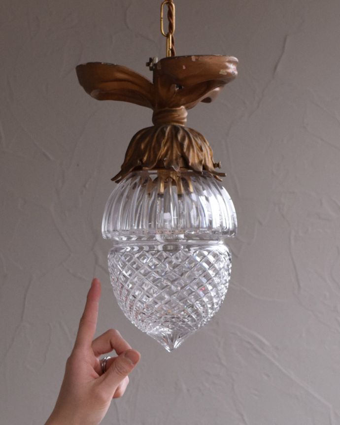 シャンデリア 照明・ライティング お花のツボミのようなシルエットアンティークペンダントライト(1灯)(E17シャンデリア球付)。一点ものの魅力小さなペンダントライトは、取り付けやすく灯りが付いていない時も目立つ存在で、まさにお部屋の中のアクセサリーです。(h-346-z)