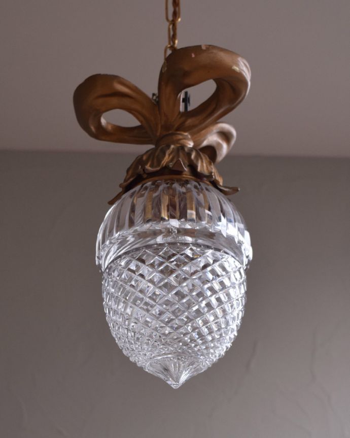 シャンデリア 照明・ライティング お花のツボミのようなシルエットアンティークペンダントライト(1灯)(E17シャンデリア球付)。下から見上げると・・・実際に取り付けてカウンターやダイニングの下からのぞくとこんな感じです。(h-346-z)