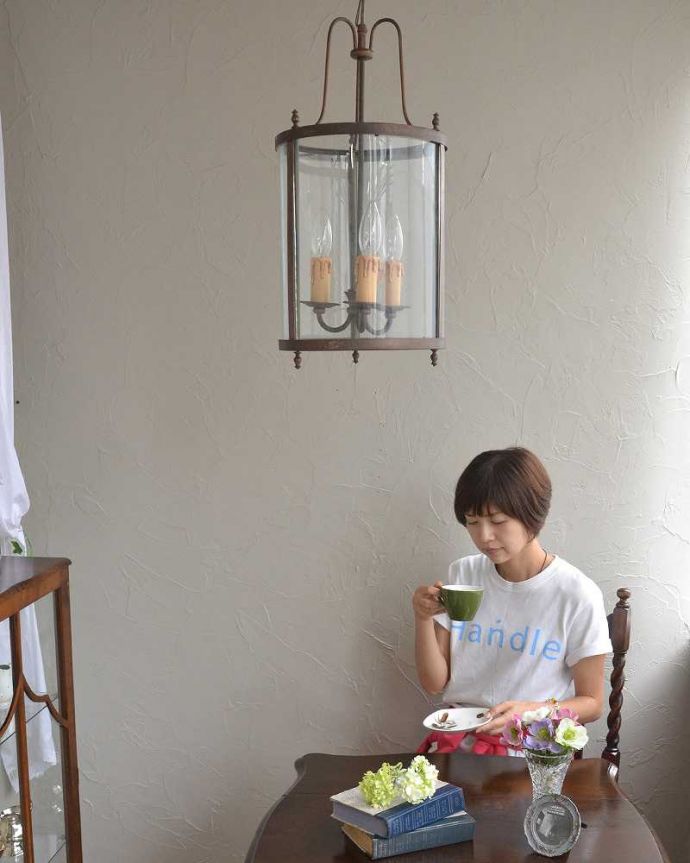 シャンデリア　照明・ライティング　フランスで買い付けたアンティーク照明、シャンデリア（３灯）（Ｅ17シャンデリア球付）。お部屋の真ん中に見せ場を作ってくれる照明器具日本ではあまり見かけることが出来ないシャンデリアはなかなか手に入らない人気の照明器具。(h-348-z)