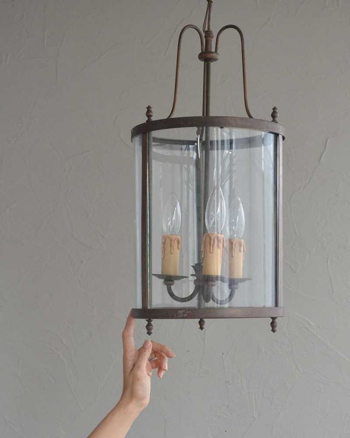 シャンデリア　照明・ライティング　フランスで買い付けたアンティーク照明、シャンデリア（３灯）（Ｅ17シャンデリア球付）。一点ものの魅力大きめのサイズでみんなを魅了する美しさのシャンデリアは、灯りが付いていない時も目立つ存在。(h-348-z)