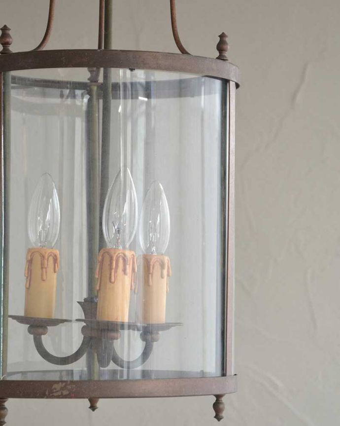 シャンデリア　照明・ライティング　フランスで買い付けたアンティーク照明、シャンデリア（３灯）（Ｅ17シャンデリア球付）。アンティークらしいデザイン日本では見かけることがないシャンデリアは、まさに欧州らしい照明器具。(h-348-z)