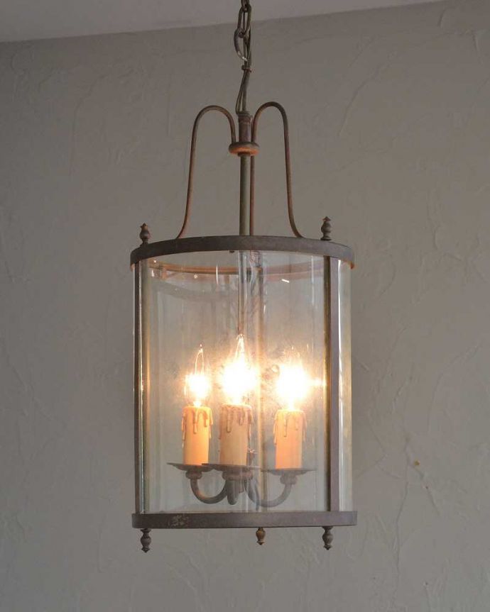 シャンデリア　照明・ライティング　フランスで買い付けたアンティーク照明、シャンデリア（３灯）（Ｅ17シャンデリア球付）。使えるものだけ選んできましたアンティークなのでキズや汚れ、カケなどは必ずありますが、使えると判断したものだけを吟味して選んできました。(h-348-z)