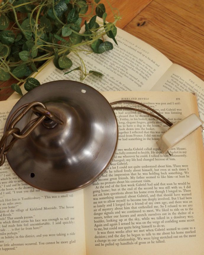 シャンデリア　照明・ライティング　フランスで買い付けたアンティーク照明、シャンデリア（３灯）（Ｅ17シャンデリア球付）。引っ掛け（ローゼットタイプ）です。(h-348-z)