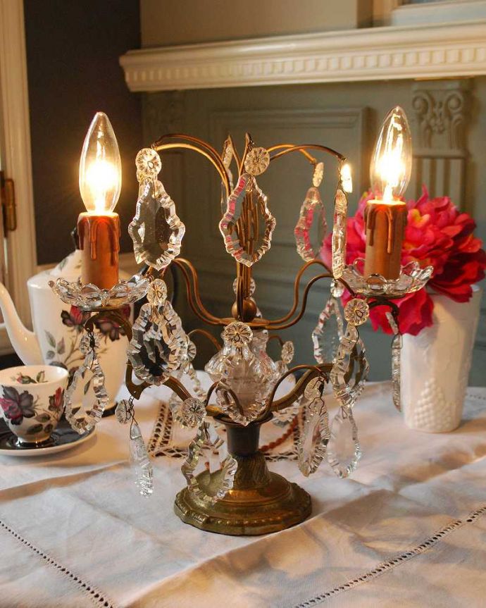 スタンドライト　照明・ライティング　フランス輸入のアンティークテーブルシャンデリア（Ｅ17シャンデリア球付）。夜が来るのが楽しみになる灯り暗くなって灯りを点けるのが毎日楽しみになるアンティークのシャンデリア。(h-349-z)