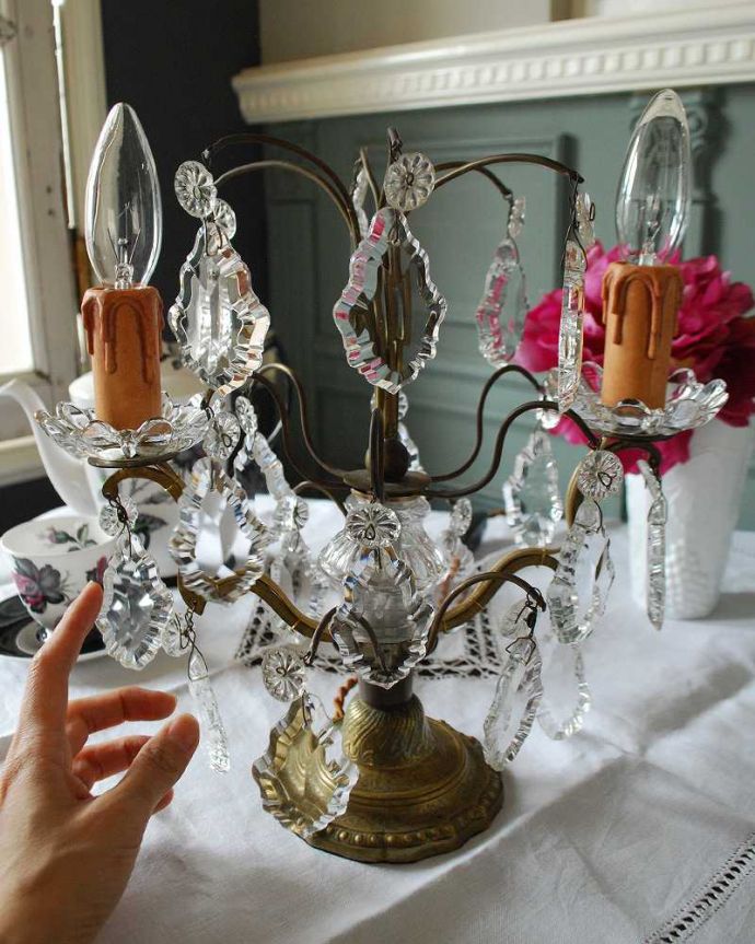 スタンドライト　照明・ライティング　フランス輸入のアンティークテーブルシャンデリア（Ｅ17シャンデリア球付）。アンティークだけが持つ魅力もともと蝋燭を置いて使われた燭台。(h-349-z)